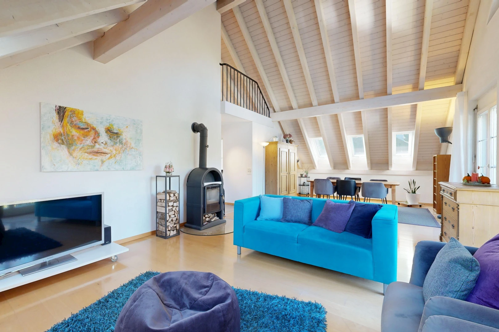 wohnzimmer mit holzofen, high end ceiling, dachschräge, vaulted ceiling, und hohe decke