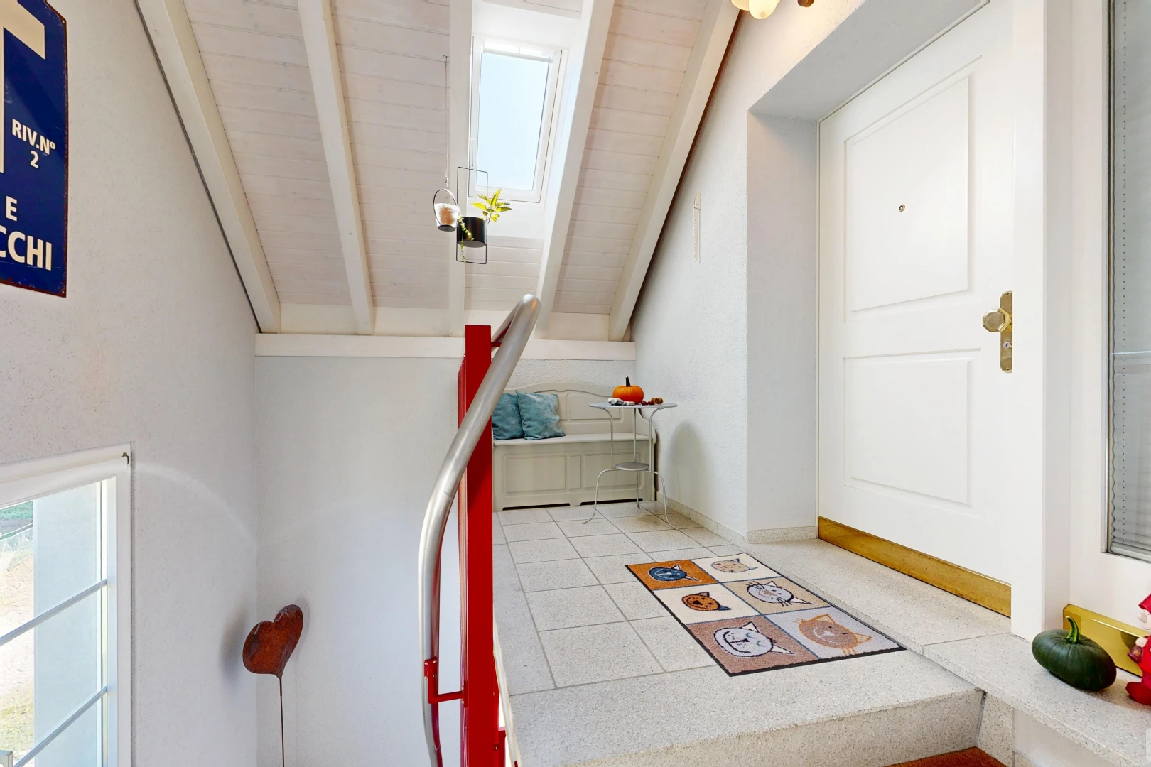 innenraum mit gipskartonwand, drywall, high end ceiling, inside property, und fliesenboden