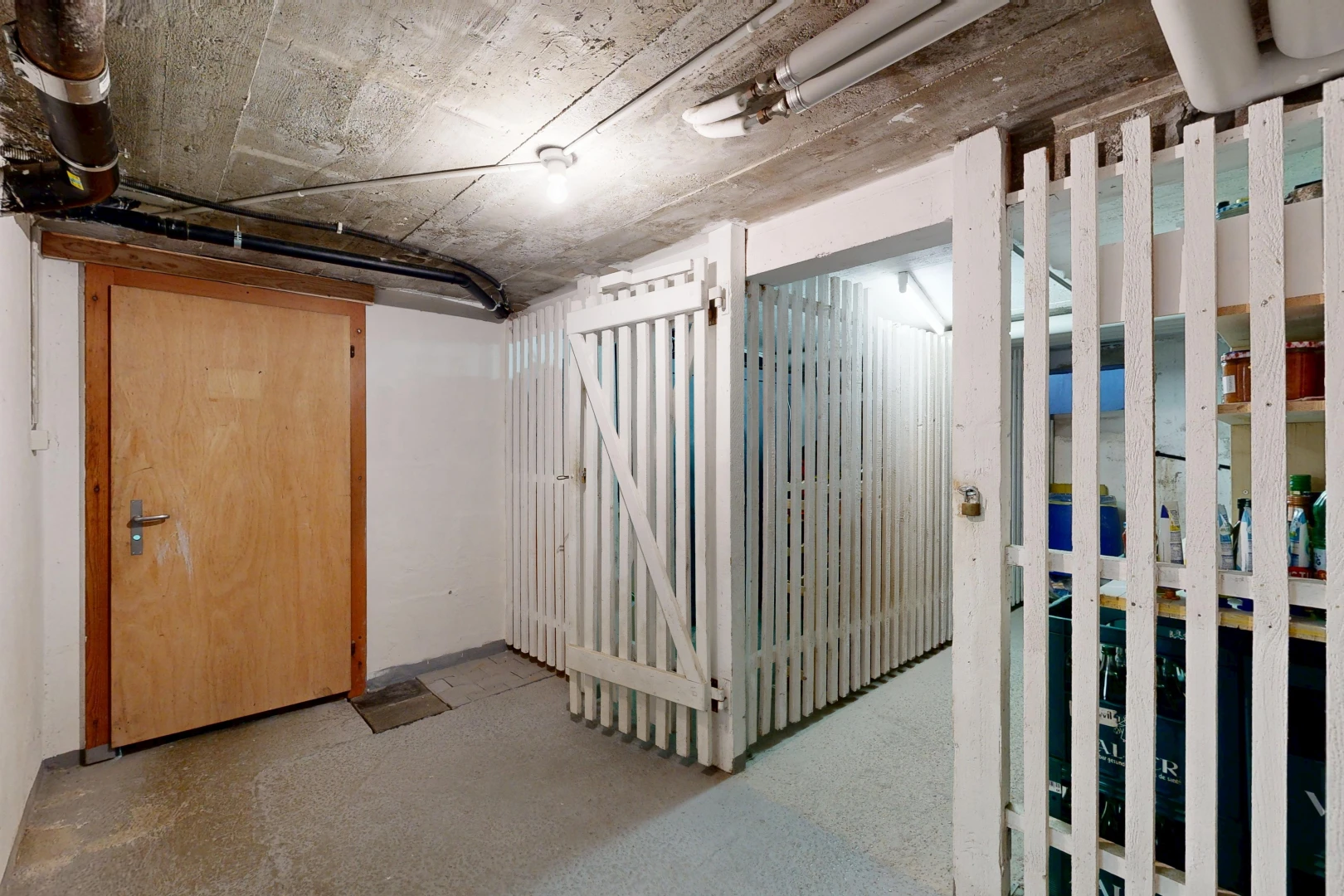 innenraum mit keller, low ceiling, niedrige decke, inside community, und drywall