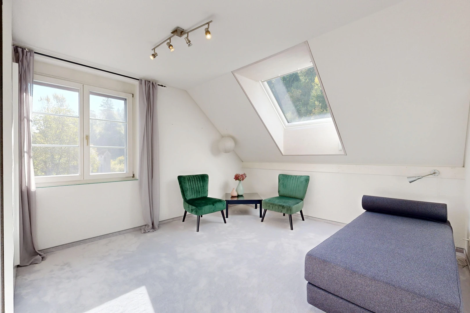 zimmer / schlafzimmer mit zusätzliches zimmer, deckenbeleuchtung, natürliches licht, drywall, und gipskartonwand