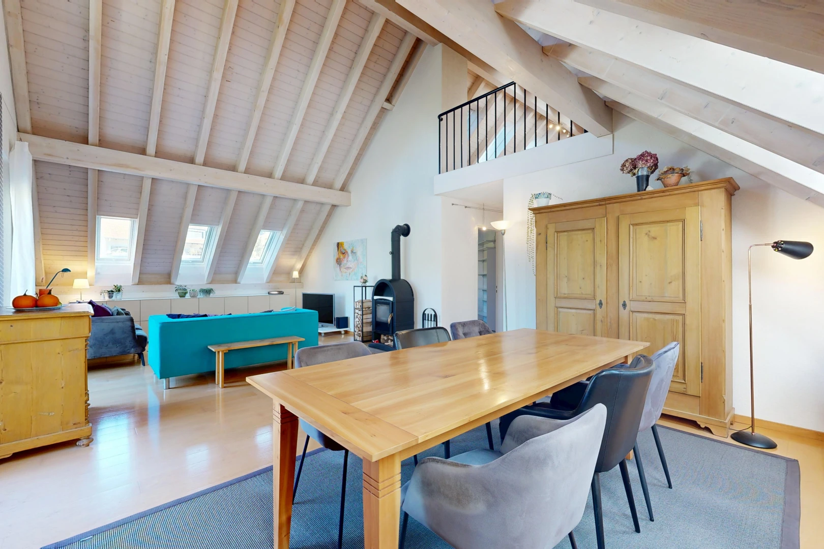 wohn- / esszimmer mit holzofen, high end ceiling, dachschräge, vaulted ceiling, und balkendecke