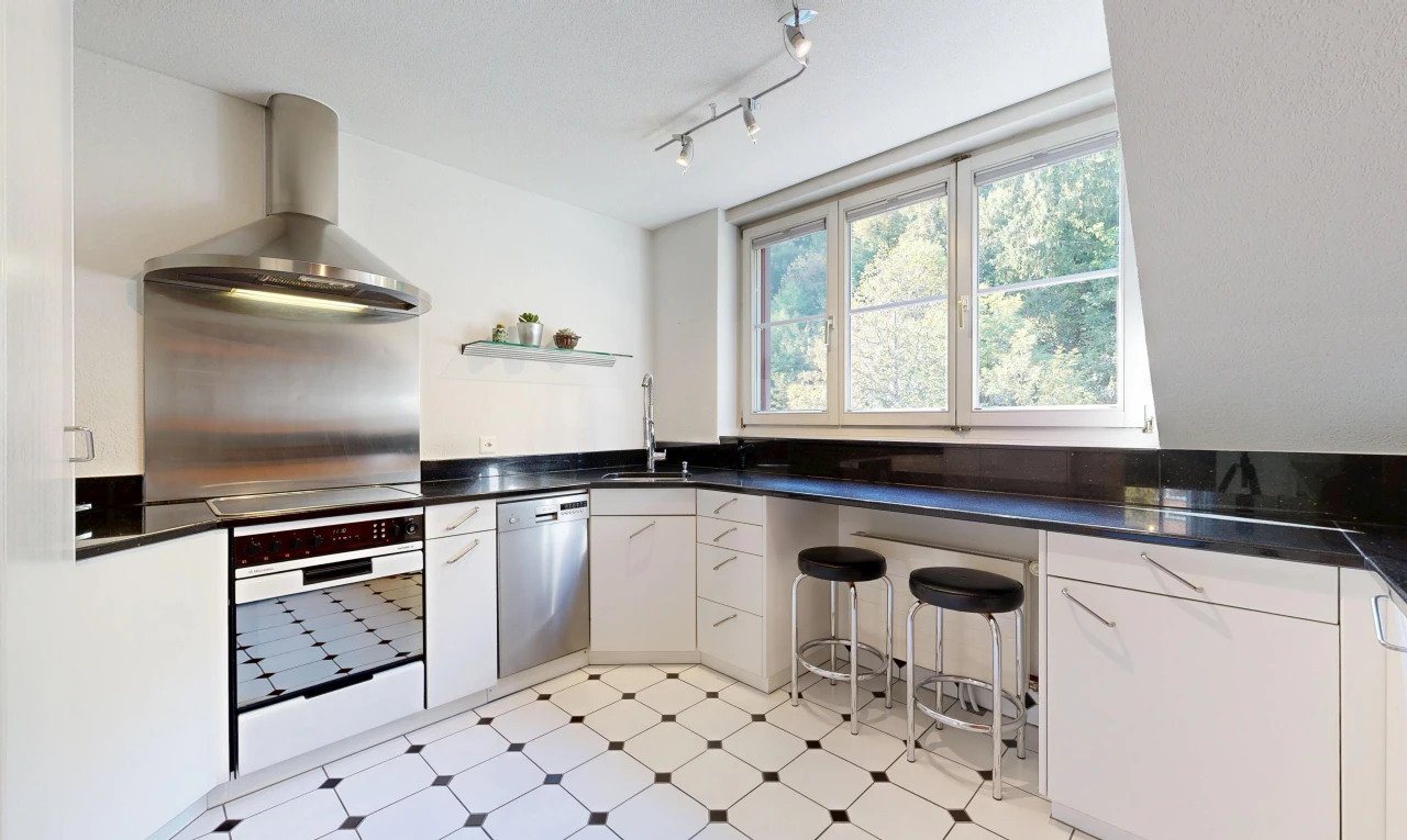 küche mit dark countertops, arbeitsplatten, dunstabzugshaube, light floor, und ofen
