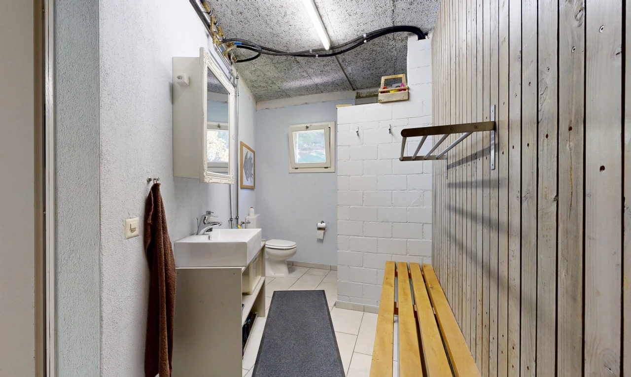 bad mit spiegel, toilette, schminktisch, inside property, und waschbecken