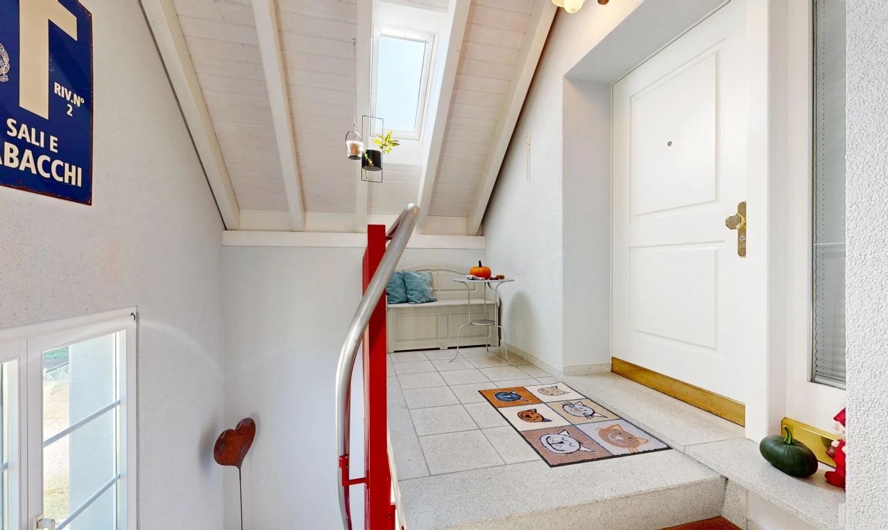 innenraum mit gipskartonwand, drywall, high end ceiling, inside property, und fliesenboden