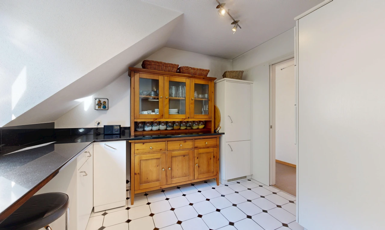 küche mit medium brown cabinets, mittelbraune schränke, two tone kitchen, light floor, und dark countertops