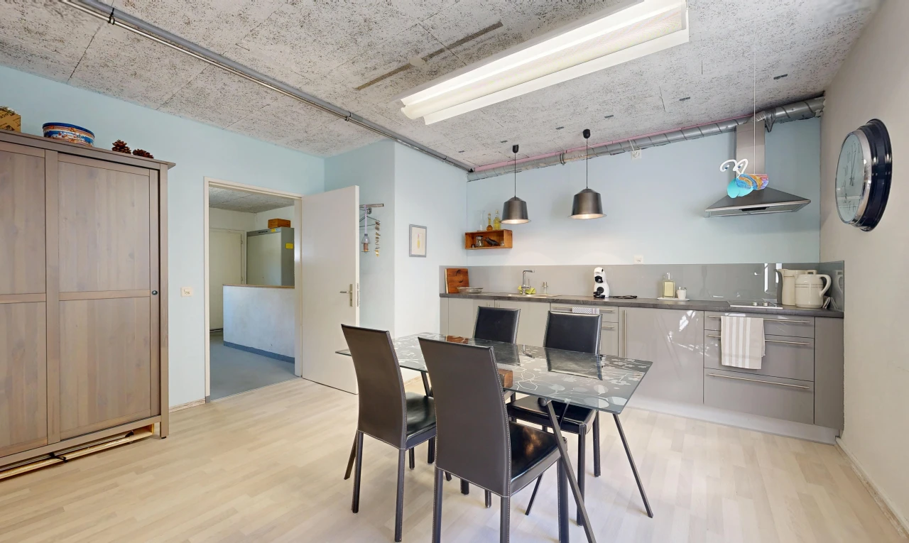 esszimmer mit pendelleuchte, drywall, gipskartonwand, light floor, und wood finish floor