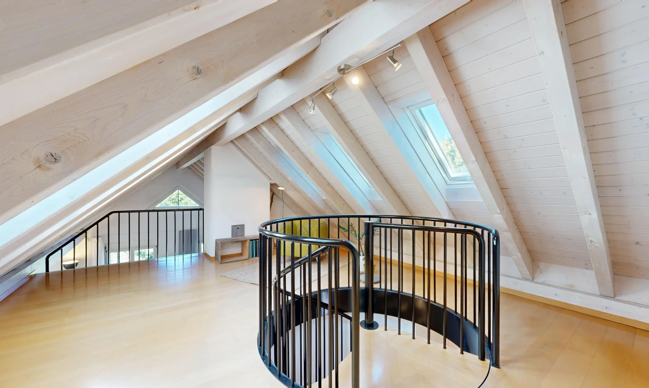 treppe mit beamed ceiling, balkendecke, deckenbeleuchtung, high end ceiling, und inside property