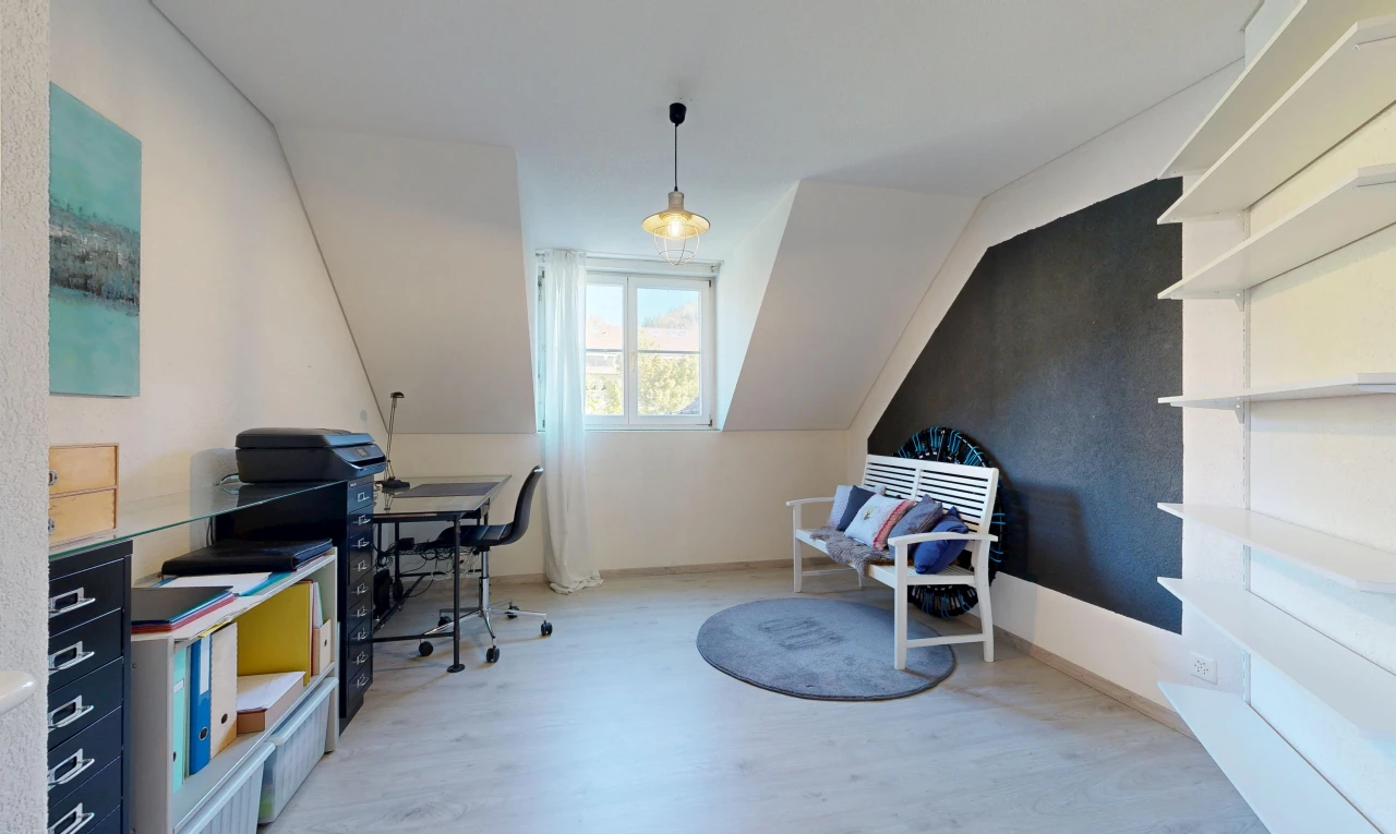 büro mit zusätzliches zimmer, drywall, gipskartonwand, pendelleuchte, und wood finish floor