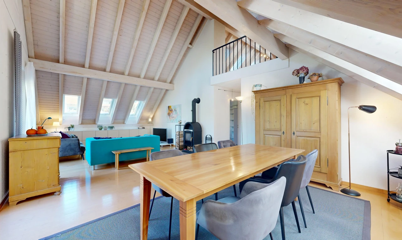 wohn- / esszimmer mit holzofen, high end ceiling, dachschräge, vaulted ceiling, und balkendecke