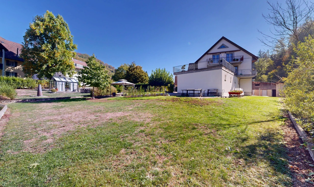 außenansicht mit rasen, day time, property visible, und balkon