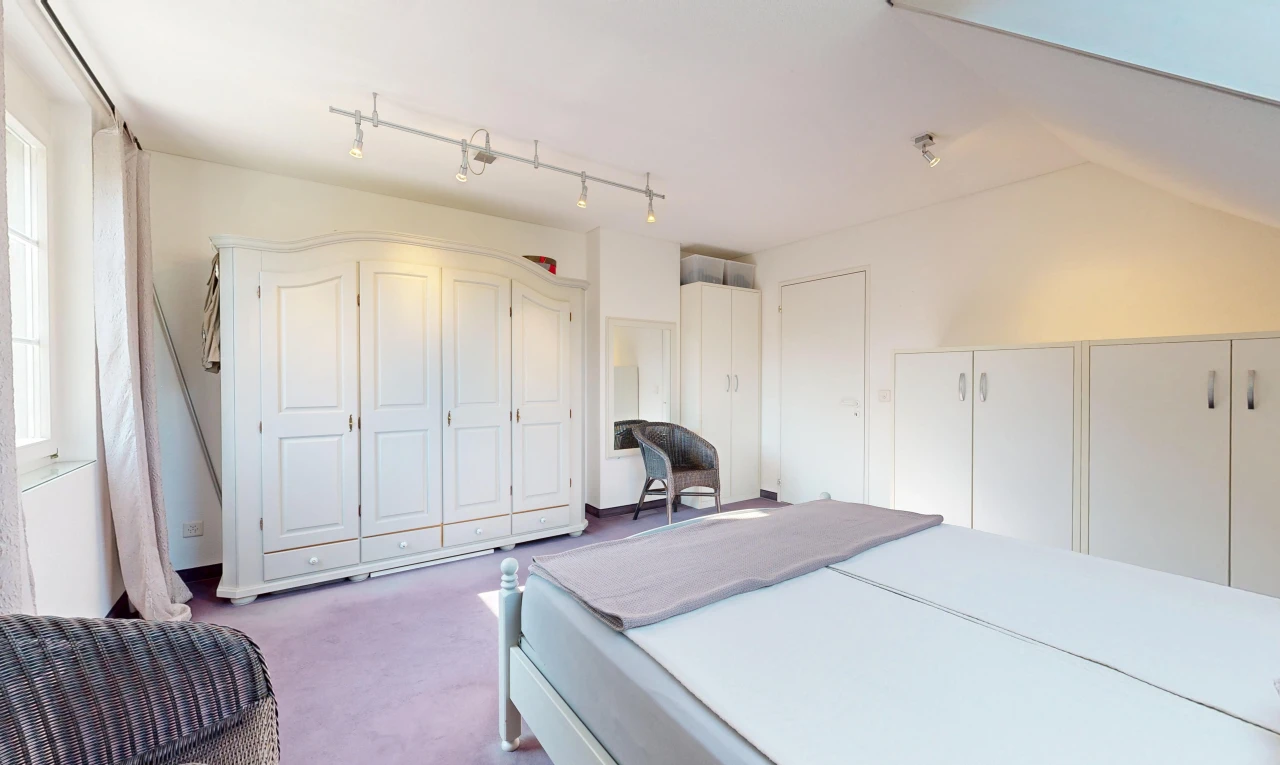 zimmer / schlafzimmer mit drywall, gipskartonwand, kleiderschrank, inside property, und carpet