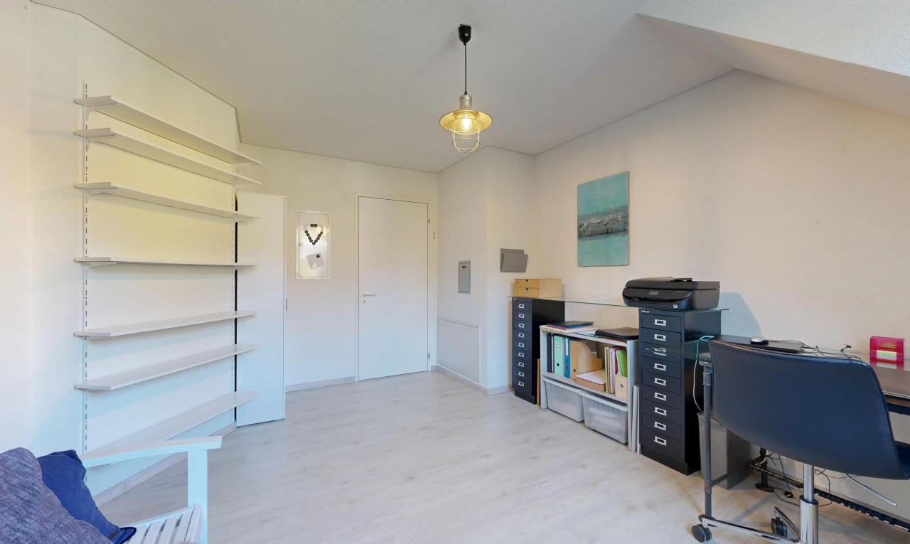büro mit drywall, gipskartonwand, pendelleuchte, inside property, und wood finish floor