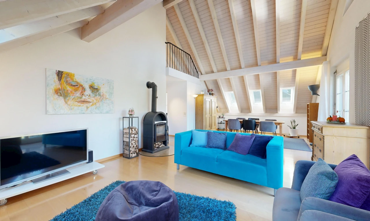 wohnzimmer mit holzofen, high end ceiling, dachschräge, vaulted ceiling, und hohe decke