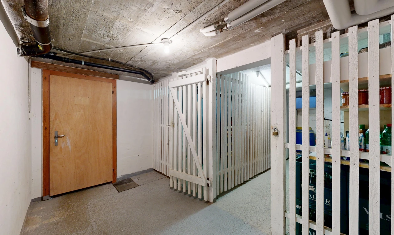 innenraum mit keller, low ceiling, niedrige decke, inside community, und drywall