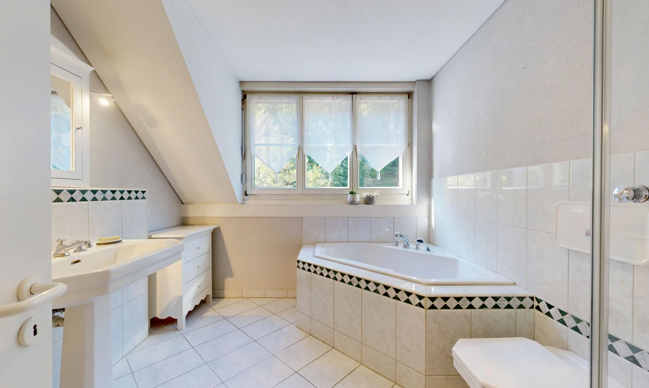 bad mit komplettes badezimmer, bad, light floor, tile floor, und fliesenboden