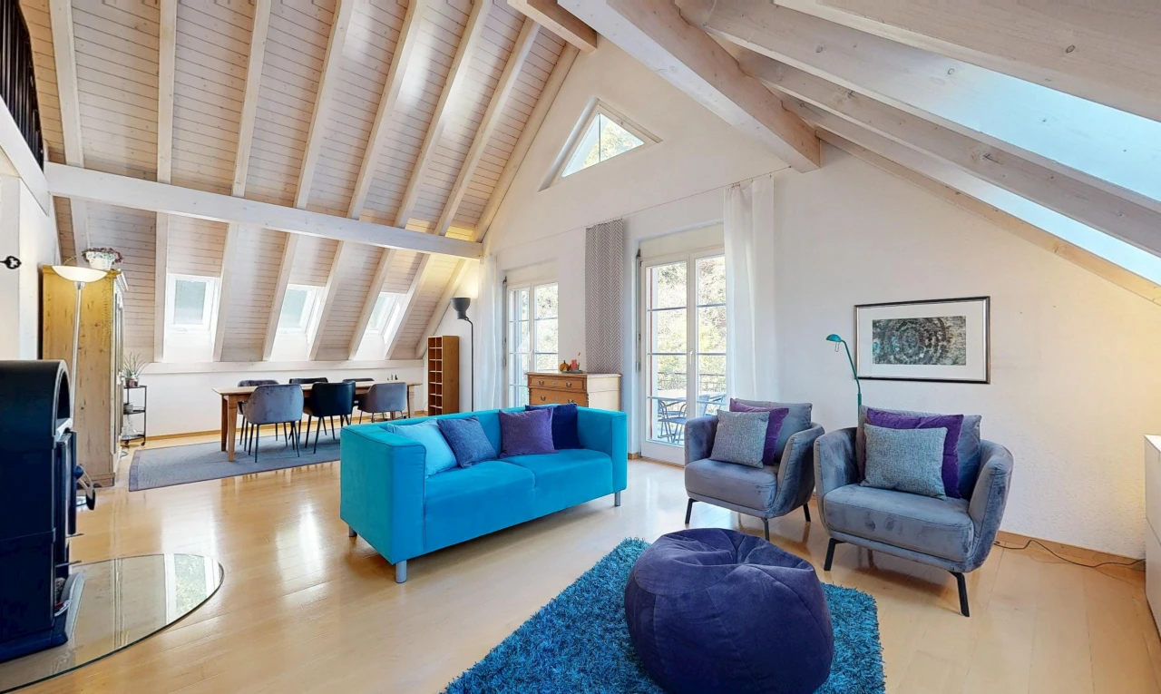 wohn- / esszimmer mit high end ceiling, dachschräge, vaulted ceiling, balkendecke, und beamed ceiling