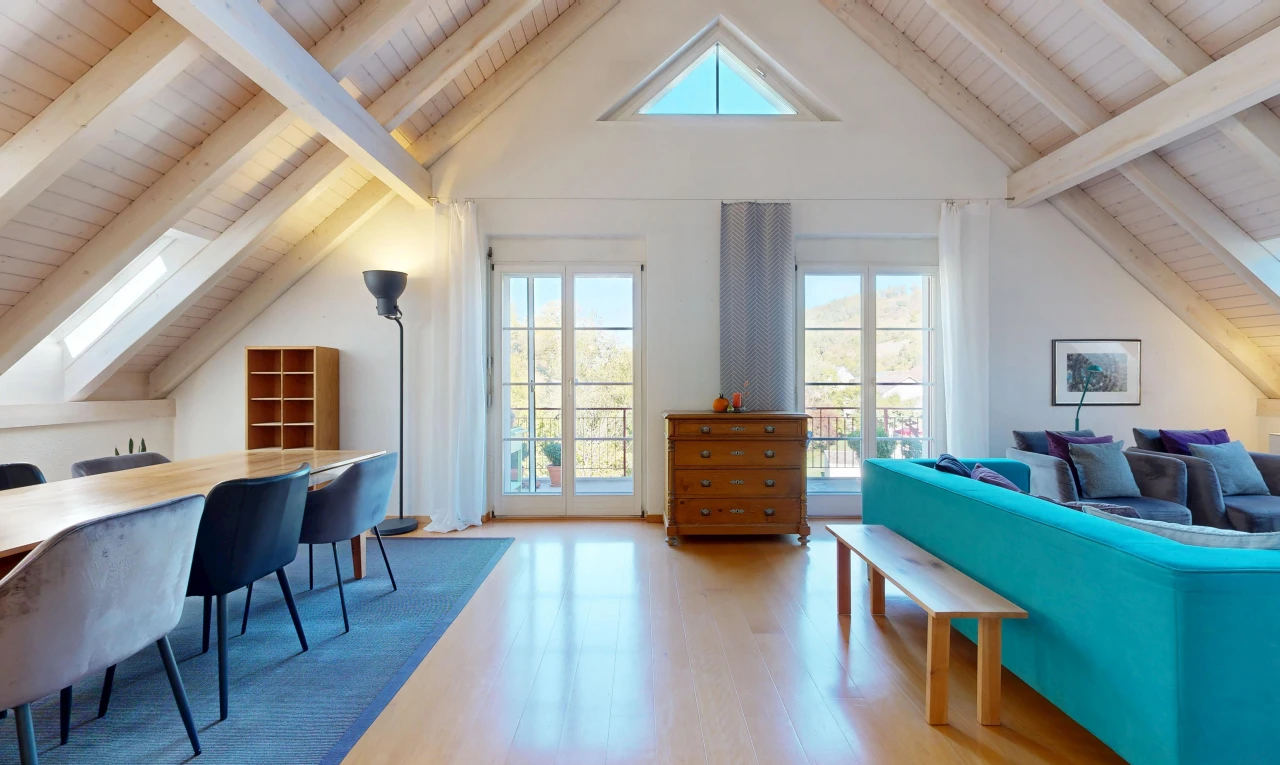 wohn- / esszimmer mit dachschräge, vaulted ceiling, high end ceiling, holzfußboden, und wood finish floor