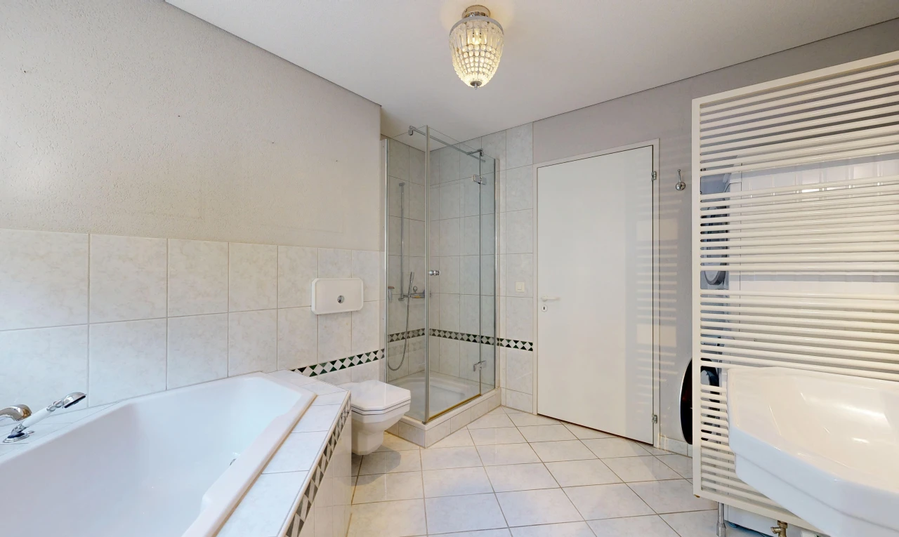 bad mit handtuchwärmer, komplettes badezimmer, dusche, light floor, und bad