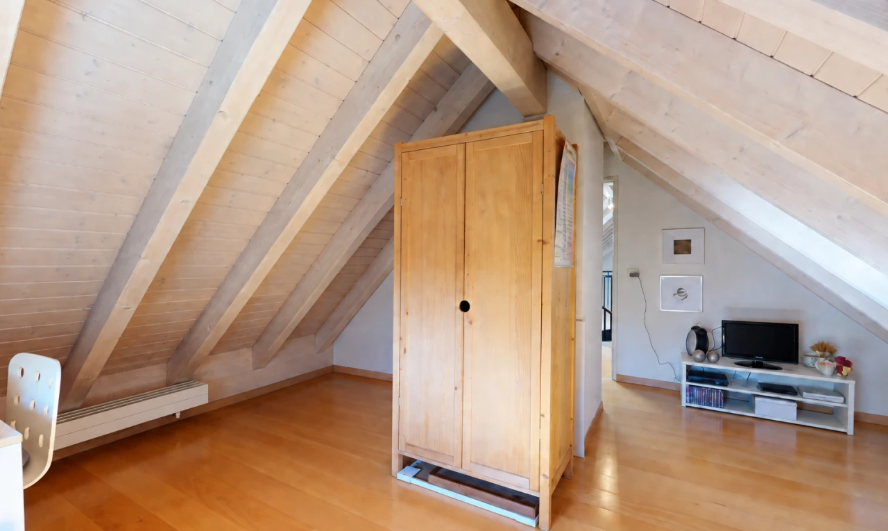 zimmer / schlafzimmer mit dachschräge, vaulted ceiling, balkendecke, beamed ceiling, und holzfußboden