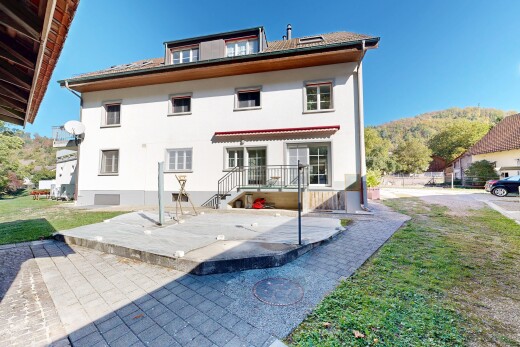 außenansicht mit markise, property visible, day time, terrasse, und rasen