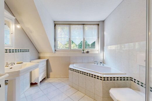bad mit komplettes badezimmer, bad, light floor, tile floor, und fliesenboden