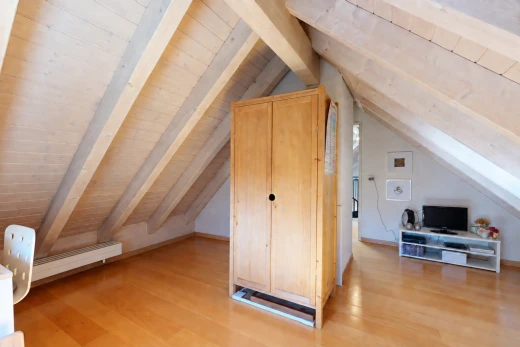 zimmer / schlafzimmer mit dachschräge, vaulted ceiling, balkendecke, beamed ceiling, und holzfußboden
