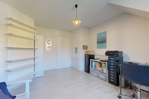 büro mit drywall, gipskartonwand, pendelleuchte, inside property, und wood finish floor