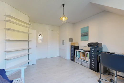 büro mit drywall, gipskartonwand, pendelleuchte, inside property, und wood finish floor