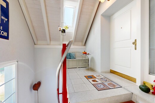 innenraum mit gipskartonwand, drywall, high end ceiling, inside property, und fliesenboden
