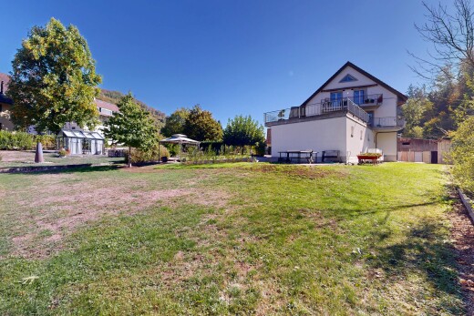 außenansicht mit rasen, day time, property visible, und balkon