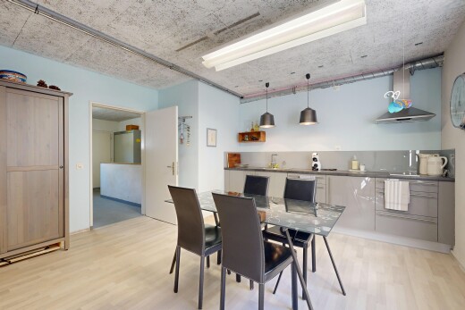 esszimmer mit pendelleuchte, drywall, gipskartonwand, light floor, und wood finish floor