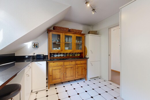 küche mit medium brown cabinets, mittelbraune schränke, two tone kitchen, light floor, und dark countertops
