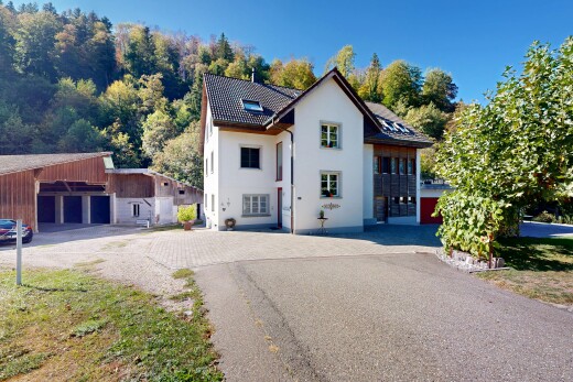 außenansicht mit property visible, stuckverkleidung, ziegeldach, auffahrt, und day time