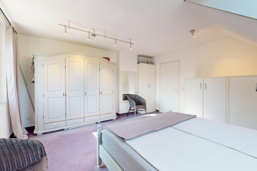 zimmer / schlafzimmer mit drywall, gipskartonwand, kleiderschrank, inside property, und carpet