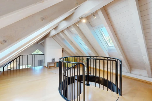 treppe mit beamed ceiling, balkendecke, deckenbeleuchtung, high end ceiling, und inside property