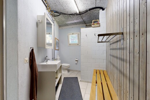 bad mit spiegel, toilette, schminktisch, inside property, und waschbecken