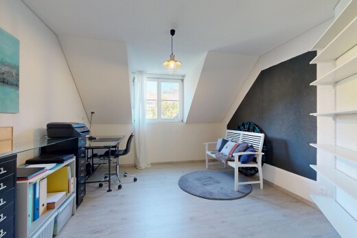 büro mit zusätzliches zimmer, drywall, gipskartonwand, pendelleuchte, und wood finish floor