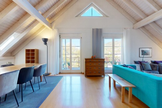 wohn- / esszimmer mit dachschräge, vaulted ceiling, high end ceiling, holzfußboden, und wood finish floor