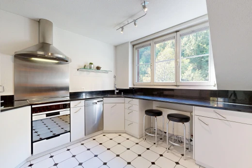 küche mit dark countertops, arbeitsplatten, dunstabzugshaube, light floor, und ofen