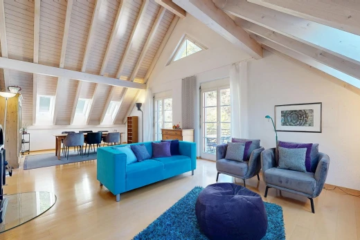 wohn- / esszimmer mit high end ceiling, dachschräge, vaulted ceiling, balkendecke, und beamed ceiling