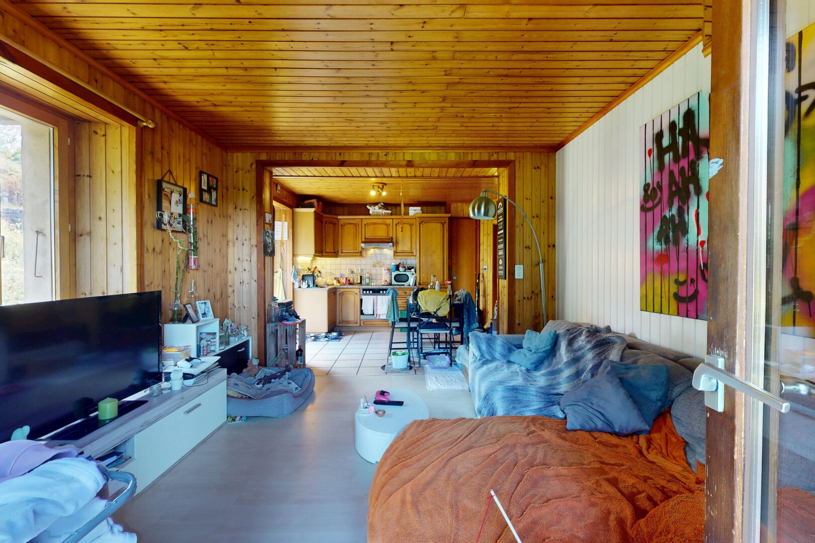 wohnzimmer mit fernseher, inside property, natural light, natürliches licht, und wood ceiling