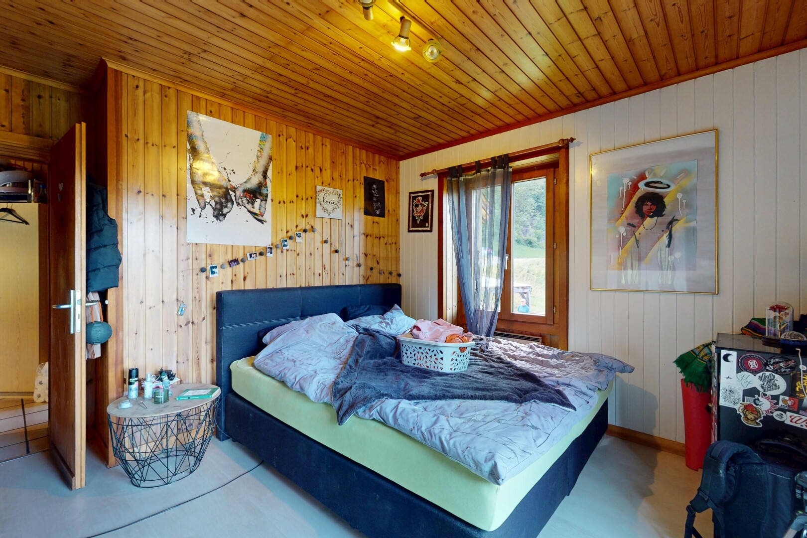 zimmer / schlafzimmer mit natural light, natürliches licht, wood ceiling, holzdecke, und inside property