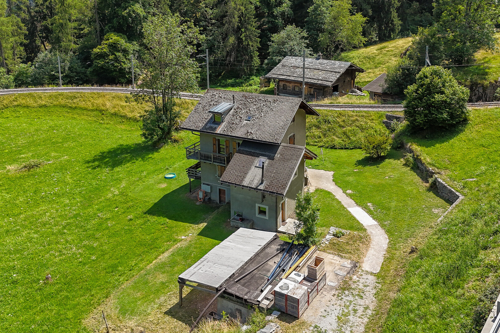 außenansicht mit property visible, rasen, waldblick, forest view, und balkon