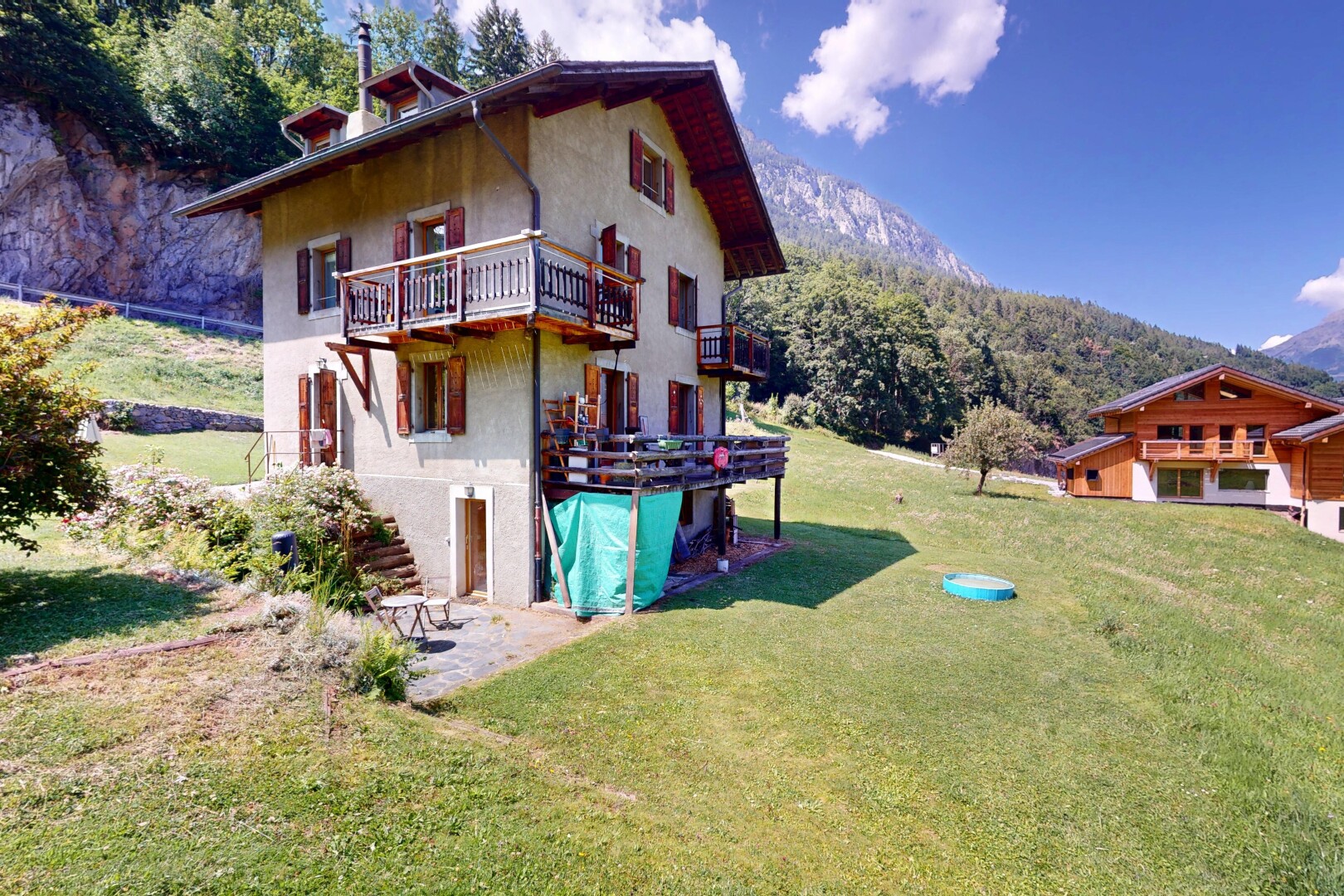 außenansicht mit balkon, blick auf die berge, mountain view, rasen, und property visible