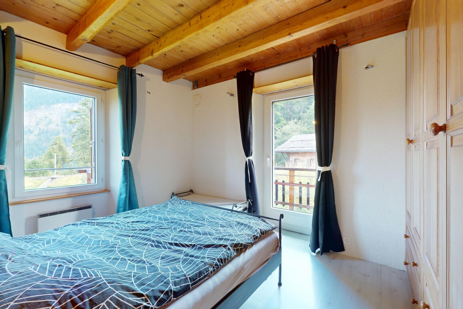 zimmer / schlafzimmer mit beamed ceiling, balkendecke, natural light, natürliches licht, und drywall