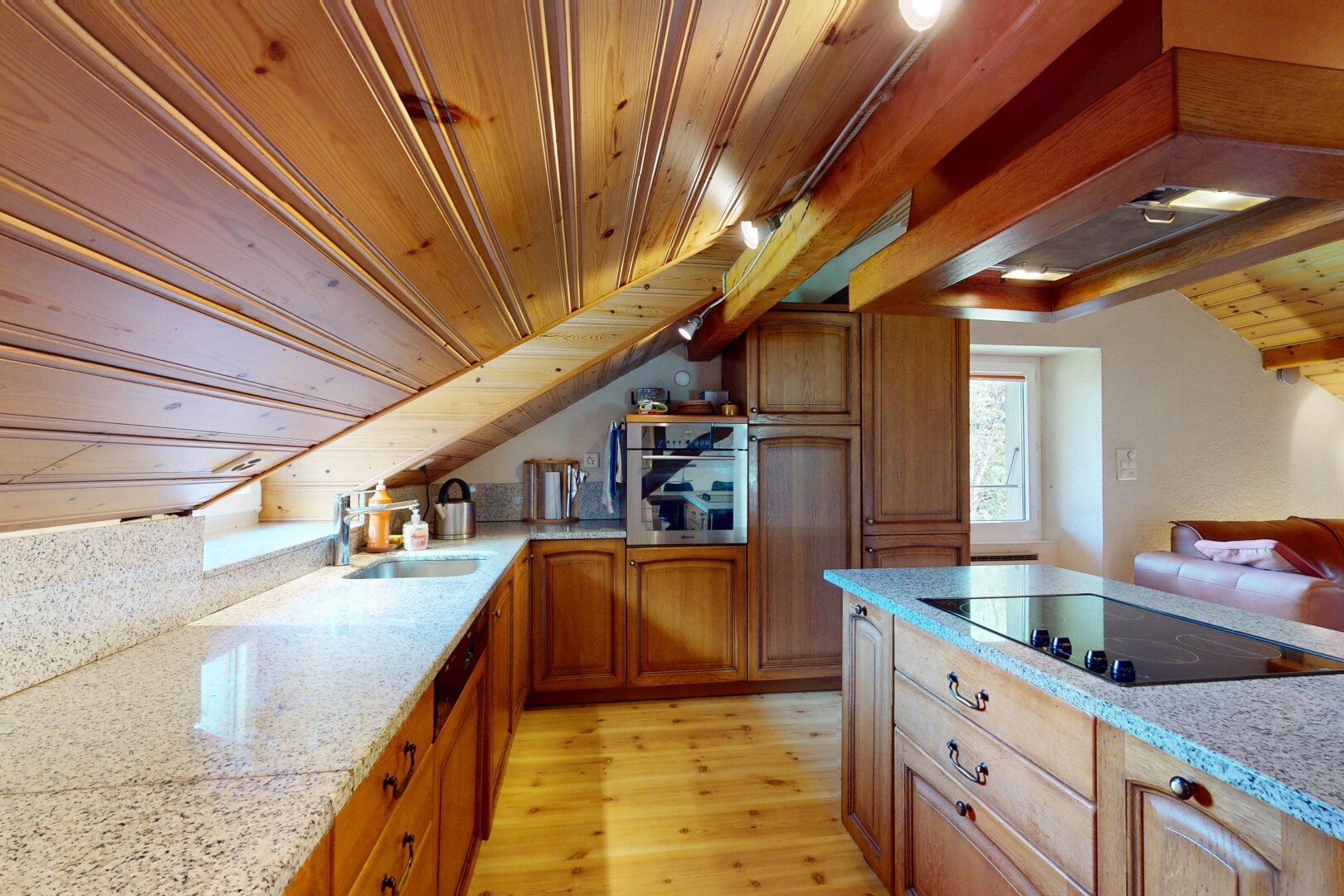 küche mit wood ceiling, holzdecke, dunstabzugshaube, hochgezogene schränke, und wood finish floor