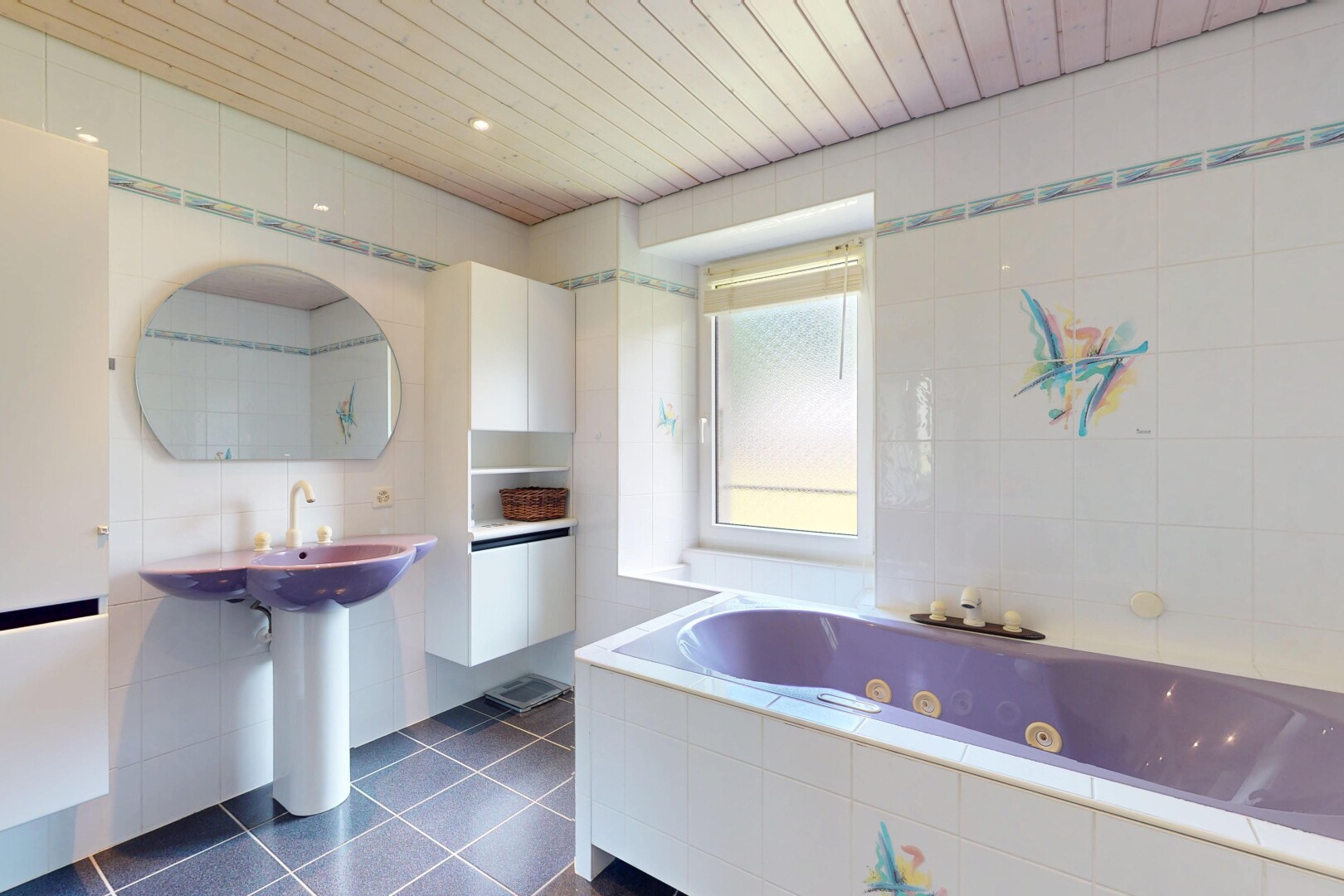 bad mit tile wall, fliesenwand, tile tub, natural light, und natürliches licht