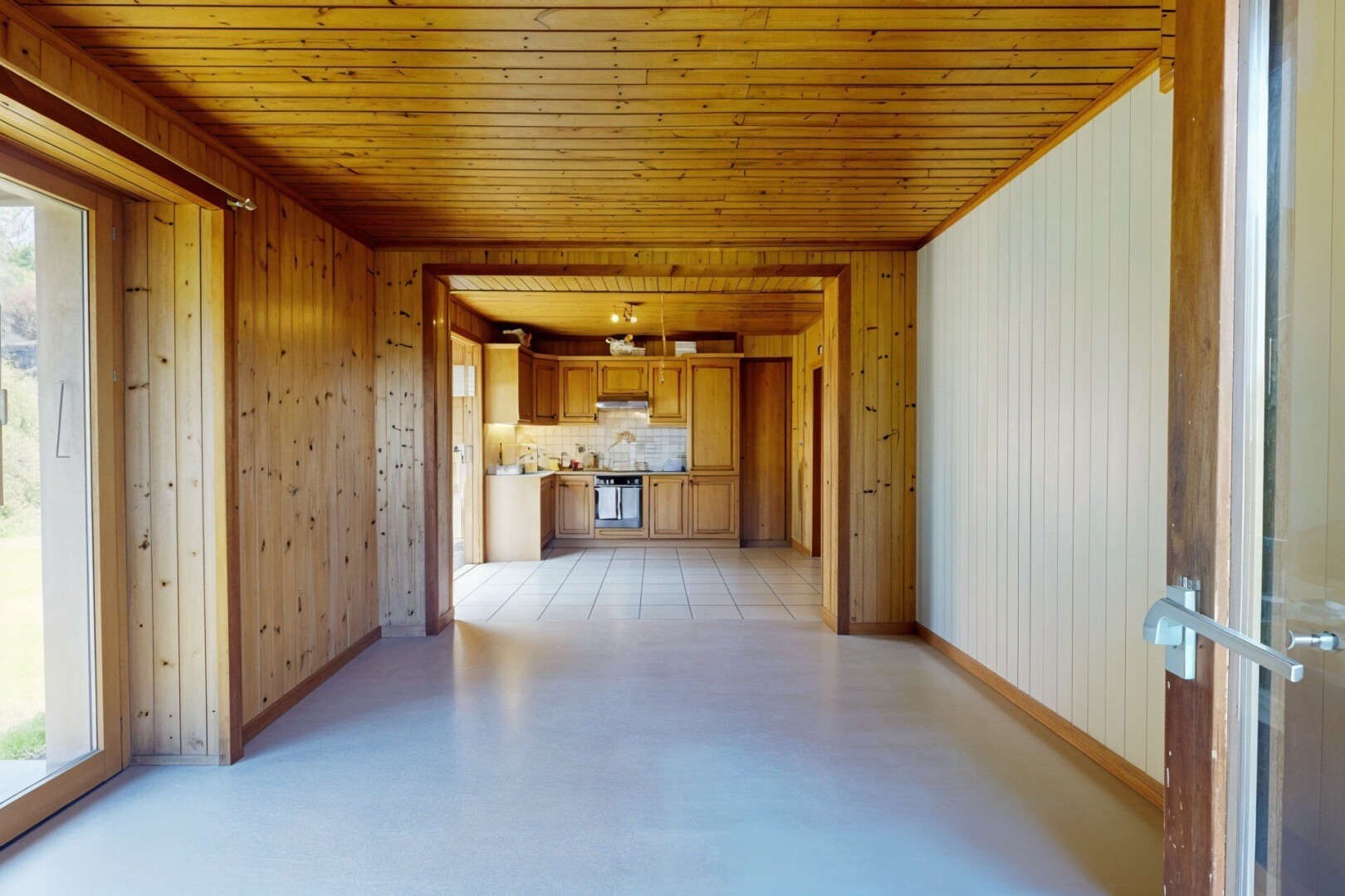wohnzimmer mit fernseher, inside property, natural light, natürliches licht, und wood ceiling