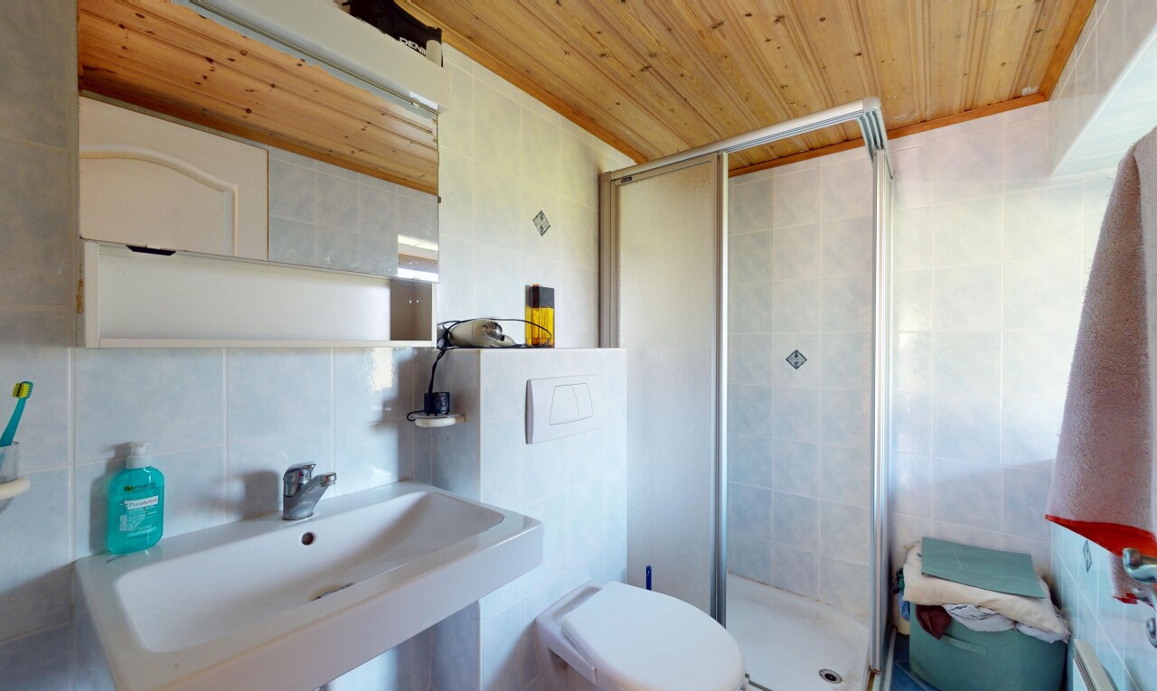 bad mit tile wall, fliesenwand, wood ceiling, holzdecke, und dusche