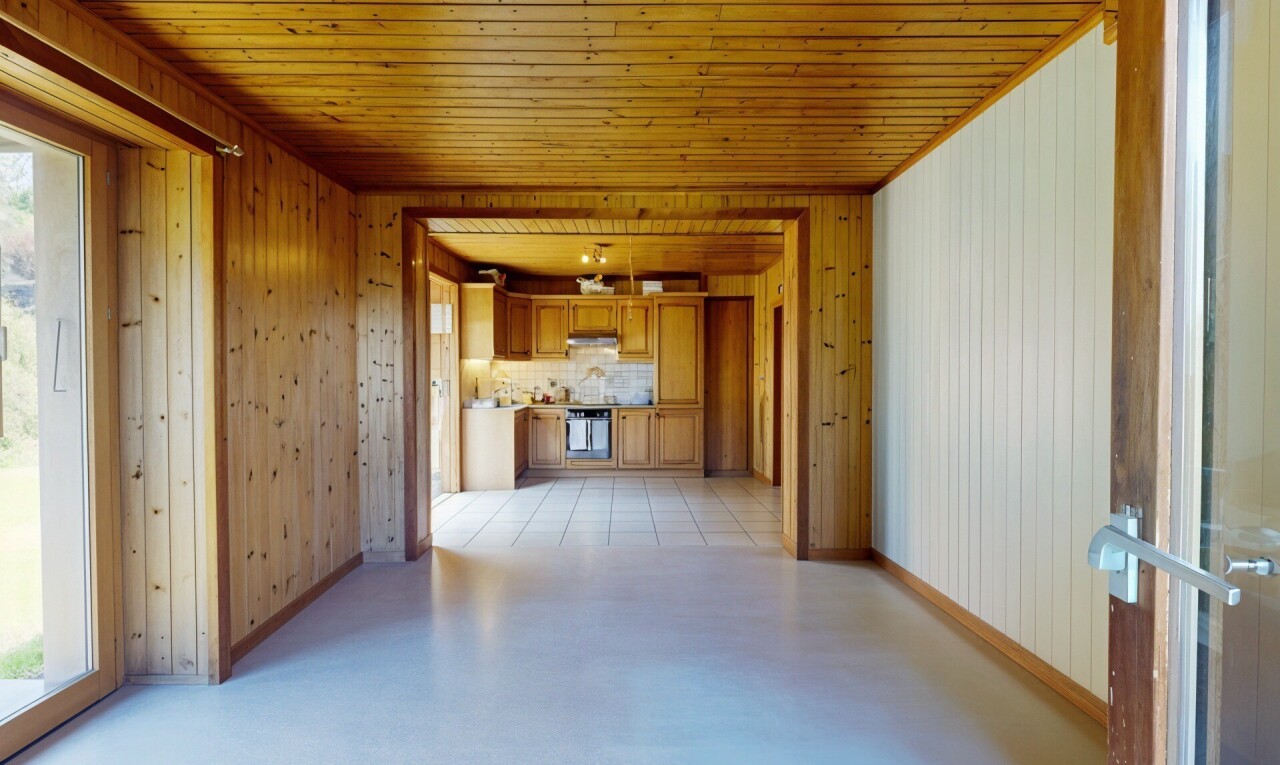 wohnzimmer mit fernseher, inside property, natural light, natürliches licht, und wood ceiling